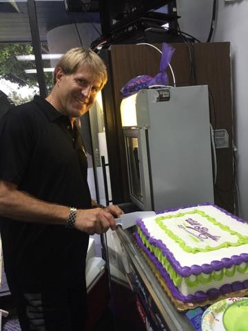 Rich cutting the cake.